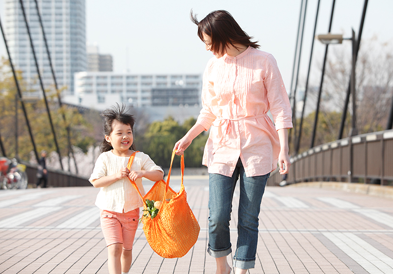 買い物袋を持つ親子