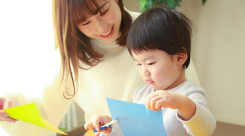親子が楽しく工作をしているところ